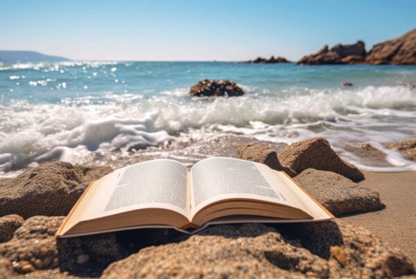 Buch liegt am Strand im Hintergrund Meer
