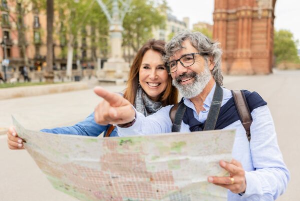 Paar mit Stadtplan nach Weg suchend, lacht, Städtereise