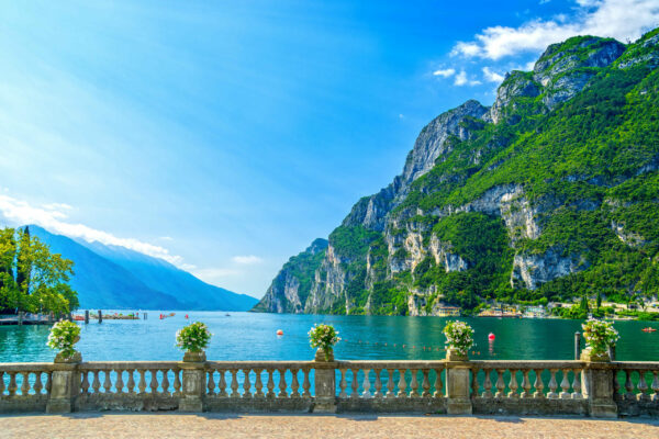 Gardasee mit Bergen blaues Wasser und Brücke