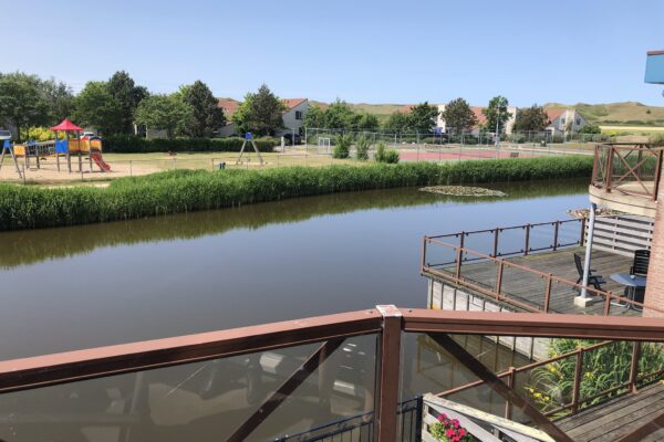 kleiner See mit einem Spielplatz im Hintergrund