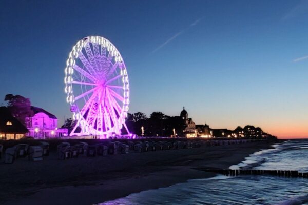 Kühlungsborn ein Riesenrad am Abend mit Rosa Beleuchtung