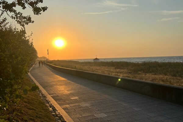 Ostsee Strand, Wanderweg mit Sonnenuntergang